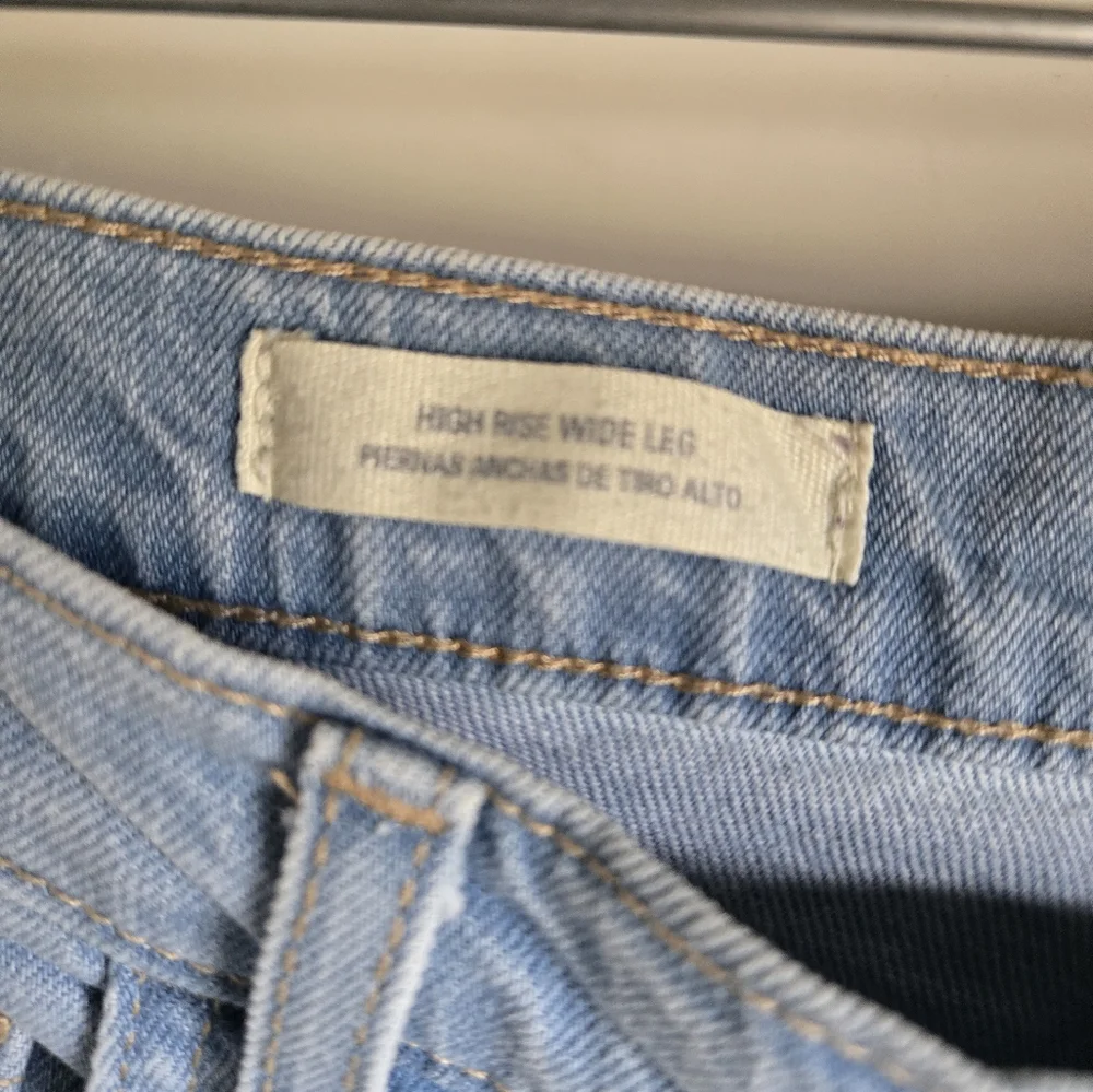 Universal Thread Light Blue Jeans - Picture 4 of 6